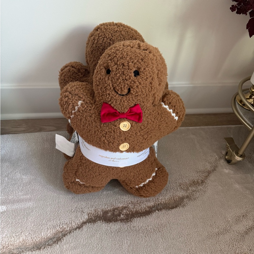 3 Gingerbread Family Christmas Pillows Cupcakes Cashmere NWT - Picture 3 of 7